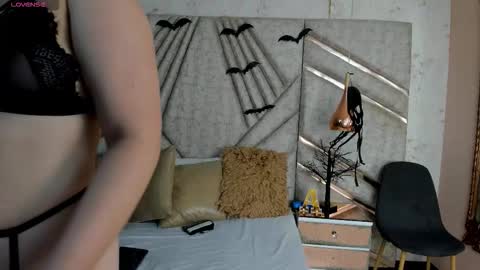 Snapshot of roussewalker chatting on November 4, 2025, 12:37 pm RousseWalker online show from November 4, 2025, 12:37 pm