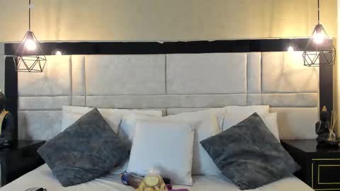 Snapshot of roussewalker chatting on November 12, 2025, 12:05 pm RousseWalker online show from November 12, 2025, 12:05 pm