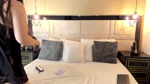 Snapshot of roussewalker chatting on November 13, 2025, 12:04 pm RousseWalker online show from November 13, 2025, 12:04 pm