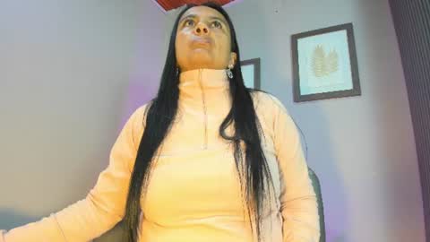 Snapshot of roxanna_moore2 chatting on June 14, 2026, 12:18 pm Roxanna online show from June 14, 2026, 12:18 pm