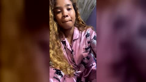 roxanne_98 online show from April 6, 2026, 4:30 pm