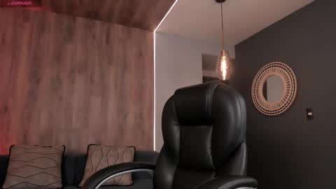 Roxanne Hill  online show from December 1, 2025, 11:37 am