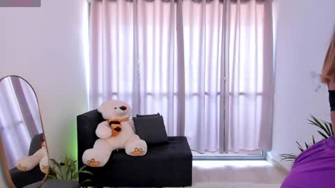 Snapshot of roxie_gates chatting on January 12, 2025, 3:36 pm R O X I E online show from January 12, 2025, 3:36 pm