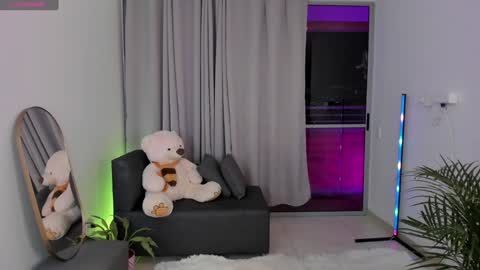 Snapshot of roxie_gates chatting on January 23, 2025, 12:04 am R O X I E online show from January 23, 2025, 12:04 am