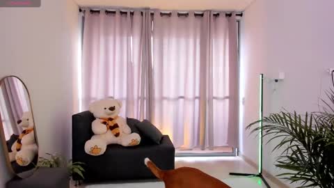 Snapshot of roxie_gates chatting on February 18, 2025, 9:53 pm R O X I E online show from February 18, 2025, 9:53 pm