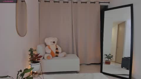 Snapshot of roxie_gates chatting on September 25, 2025, 12:36 am R O X I E online show from September 25, 2025, 12:36 am