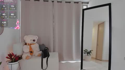 Snapshot of roxie_gates chatting on October 10, 2025, 6:29 pm R O X I E online show from October 10, 2025, 6:29 pm