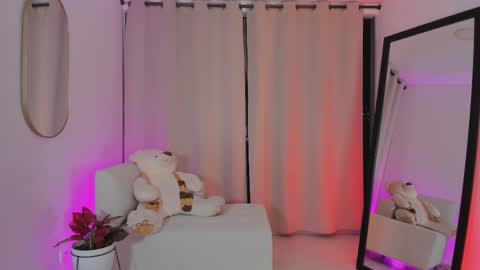 Snapshot of roxie_gates chatting on October 19, 2025, 4:35 am R O X I E online show from October 19, 2025, 4:35 am