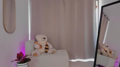 Snapshot of roxie_gates chatting on October 19, 2025, 7:58 pm R O X I E online show from October 19, 2025, 7:58 pm