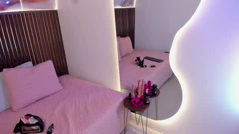 Snapshot of roxie_ns chatting on October 30, 2025, 11:55 am Roxie online show from October 30, 2025, 11:55 am