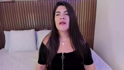 Snapshot of roxie_ns chatting on November 9, 2025, 12:47 pm Roxie online show from November 9, 2025, 12:47 pm