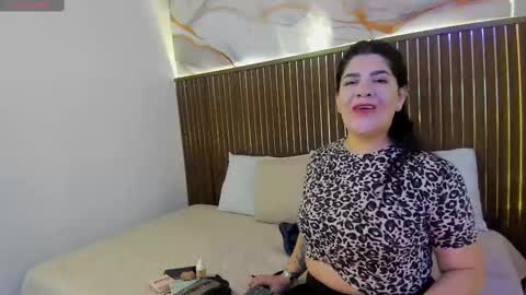 Snapshot of roxie_ns chatting on November 12, 2025, 12:16 pm Roxie online show from November 12, 2025, 12:16 pm