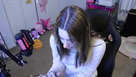 Snapshot of roxiethefox chatting on October 8, 2025, 1:42 pm roxie online show from October 8, 2025, 1:42 pm