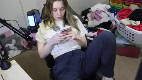 Snapshot of roxiethefox chatting on November 9, 2025, 5:22 pm roxie online show from November 9, 2025, 5:22 pm