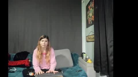 roxihazeleyes online show from November 24, 2025, 6:13 am