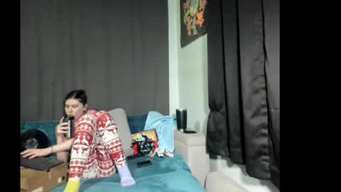 roxihazeleyes online show from December 17, 2025, 6:30 am