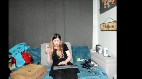 roxihazeleyes online show from January 10, 2026, 1:46 pm