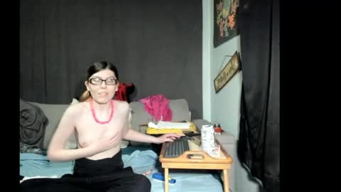 roxihazeleyes online show from April 15, 2026, 3:46 am