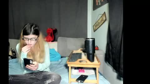 Snapshot of roxihazeleyes chatting on April 21, 2026, 2:51 am roxihazeleyes online show from April 21, 2026, 2:51 am
