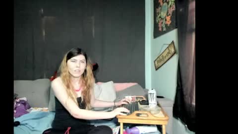 Snapshot of roxihazeleyes chatting on April 28, 2026, 6:24 pm roxihazeleyes online show from April 28, 2026, 6:24 pm