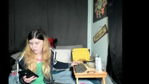 Snapshot of roxihazeleyes chatting on May 13, 2026, 2:42 am roxihazeleyes online show from May 13, 2026, 2:42 am