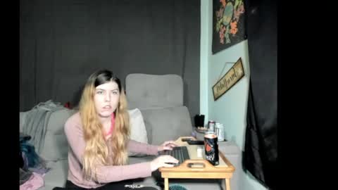 Snapshot of roxihazeleyes chatting on May 24, 2026, 4:06 am roxihazeleyes online show from May 24, 2026, 4:06 am