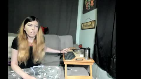 Snapshot of roxihazeleyes chatting on June 1, 2026, 4:36 am roxihazeleyes online show from June 1, 2026, 4:36 am