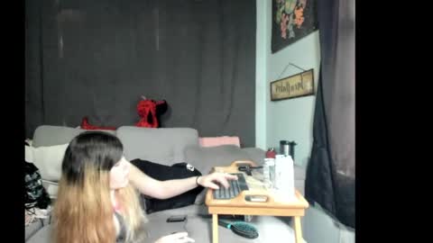 Snapshot of roxihazeleyes chatting on June 3, 2026, 3:28 pm roxihazeleyes online show from June 3, 2026, 3:28 pm