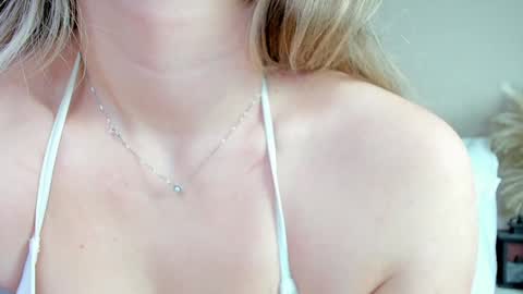 Snapshot of roxxana227 chatting on March 4, 2025, 7:32 pm Rox online show from March 4, 2025, 7:32 pm