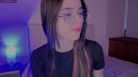 Snapshot of roxxy_mora chatting on March 4, 2026, 11:00 pm Roxxy online show from March 4, 2026, 11:00 pm