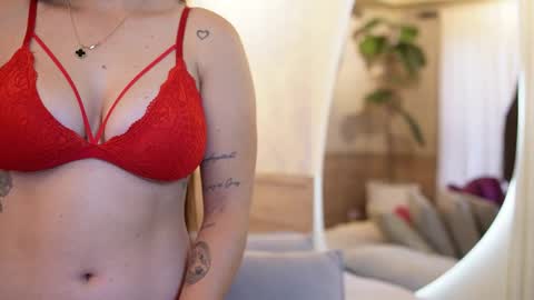 Snapshot of roxy_vega chatting on October 6, 2025, 12:35 pm Roxy  online show from October 6, 2025, 12:35 pm