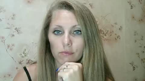 roxyfox18x01 online show from September 19, 2025, 7:47 pm