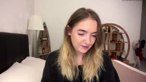 Snapshot of roxysweetdream chatting on May 7, 2026, 1:27 pm Roxy online show from May 7, 2026, 1:27 pm