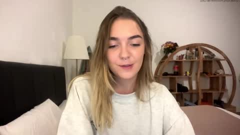 Snapshot of roxysweetdream chatting on May 8, 2026, 12:32 pm Roxy online show from May 8, 2026, 12:32 pm