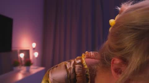 Snapshot of rue_novella chatting on September 17, 2025, 3:14 pm Mila online show from September 17, 2025, 3:14 pm