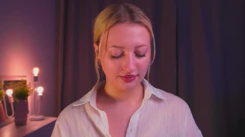 Snapshot of rue_novella chatting on September 18, 2025, 3:14 pm Mila online show from September 18, 2025, 3:14 pm