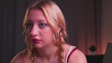 Snapshot of rue_novella chatting on October 3, 2025, 3:09 pm Mila online show from October 3, 2025, 3:09 pm