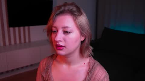 Snapshot of rue_novella chatting on November 26, 2025, 4:13 am Mila online show from November 26, 2025, 4:13 am