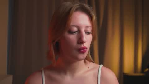 Snapshot of rue_novella chatting on December 1, 2025, 4:17 am Mila online show from December 1, 2025, 4:17 am