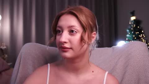 Mila online show from December 22, 2025, 5:10 pm