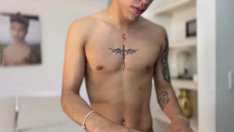  R U S S E L L  online show from November 26, 2025, 11:50 pm