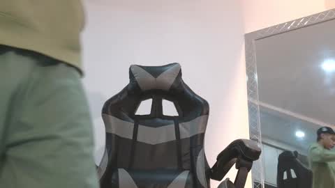  R U S S E L L  online show from January 12, 2026, 9:47 am