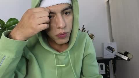  R U S S E L L  online show from April 11, 2026, 1:32 am