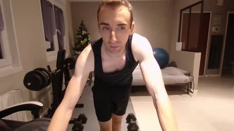 Snapshot of ryukukamifr chatting on December 2, 2024, 6:21 pm Ryuk FR online show from December 2, 2024, 6:21 pm