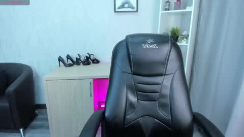 Snapshot of sabrina_sven chatting on January 19, 2025, 9:55 pm GMT7TueWedThuFriSatSun 0100am-0700am online show from January 19, 2025, 9:55 pm
