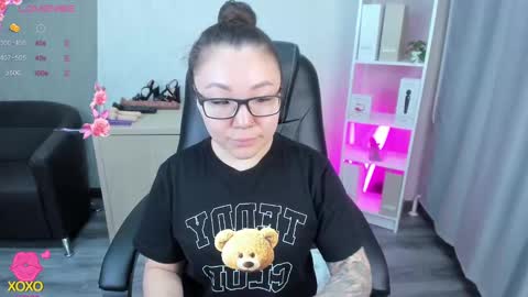 Snapshot of sabrina_sven chatting on March 10, 2025, 10:02 pm GMT7TueWedThuFriSatSun 0100am-0700am online show from March 10, 2025, 10:02 pm