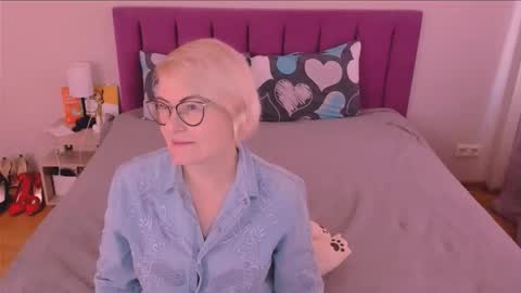 Sabrina MacMarren online show from October 19, 2025, 1:12 pm