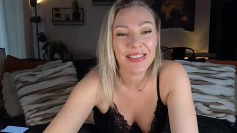 sacha__xx online show from February 18, 2025, 1:11 pm