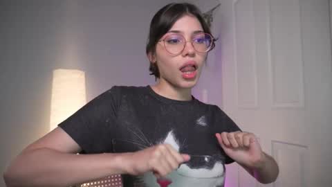 Snapshot of sadelune chatting on January 15, 2026, 4:28 am An online show from January 15, 2026, 4:28 am