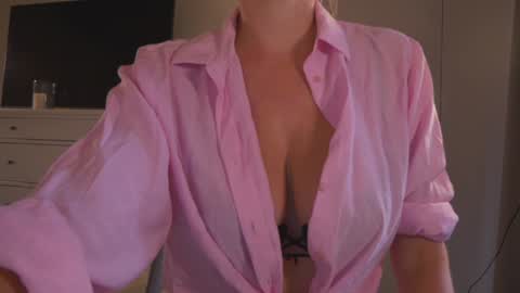 Snapshot of saltedhoney chatting on September 13, 2025, 3:56 pm IsaBella- online show from September 13, 2025, 3:56 pm